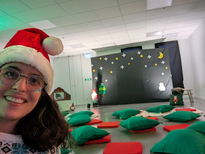 Photo de Lucie Chaudy devant la salle décorée verte et rouge